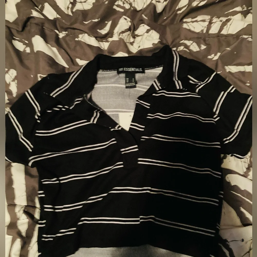 Black and white striped short sleeve - Picture 1 of 1